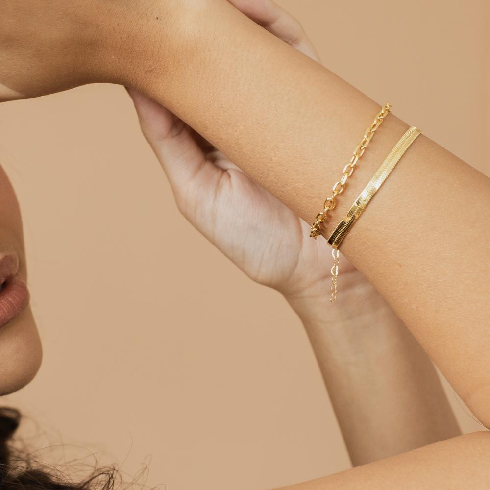 Pulseira Nanda com corrente tijolinho banhado a ouro 18k