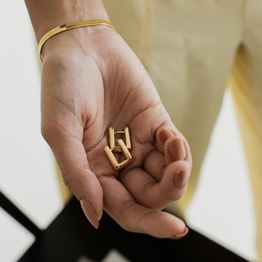 Brinco Catarina de argola quadrado banhado a ouro 18k
