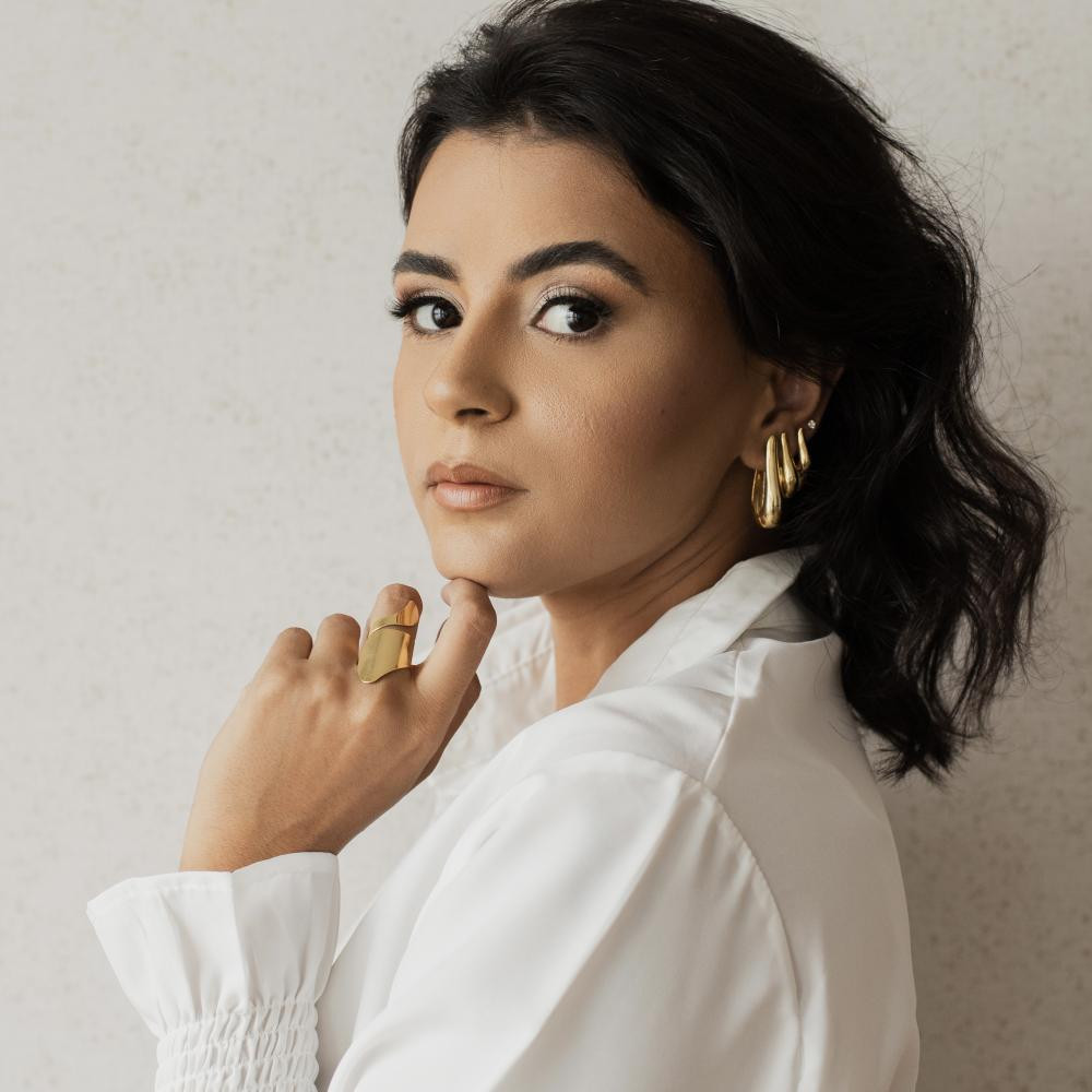 Brinco Astrid de gota pequena banhada a ouro 18k