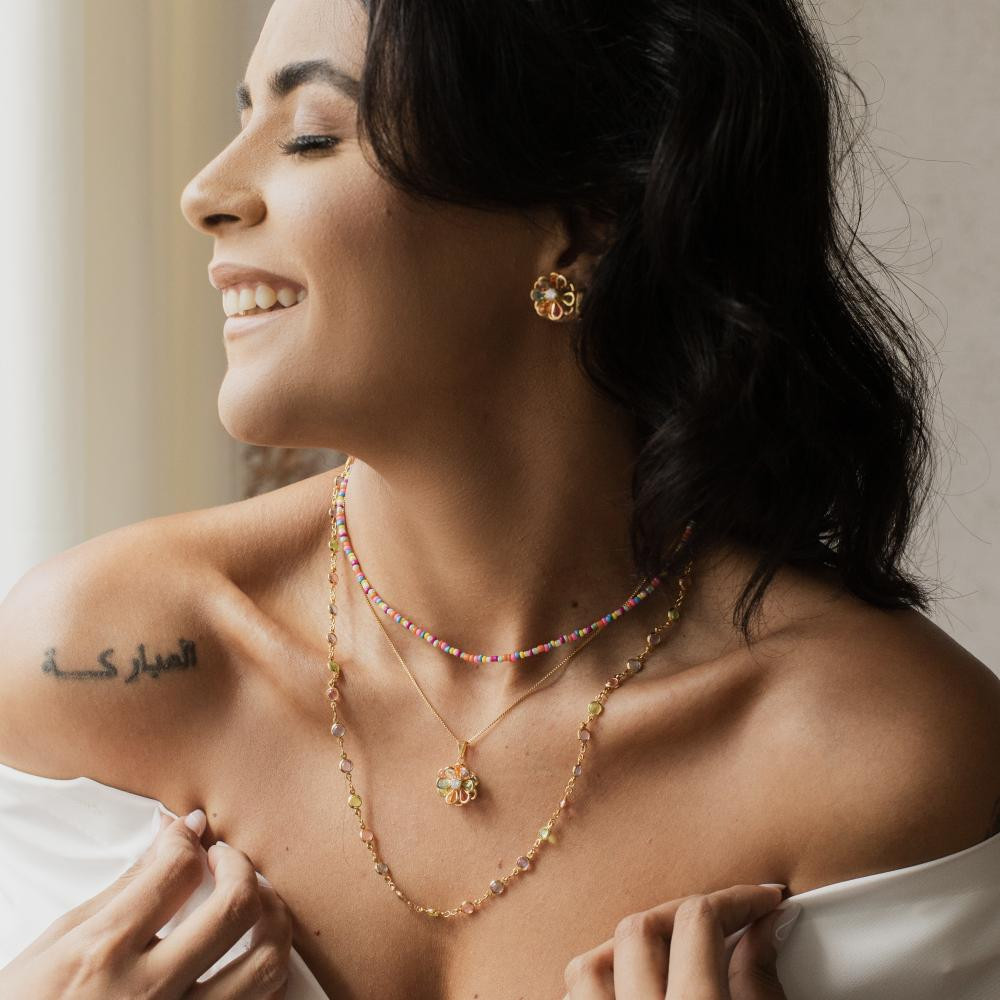 Colar Adelina com pontos de luz coloridos banhado a ouro 18k