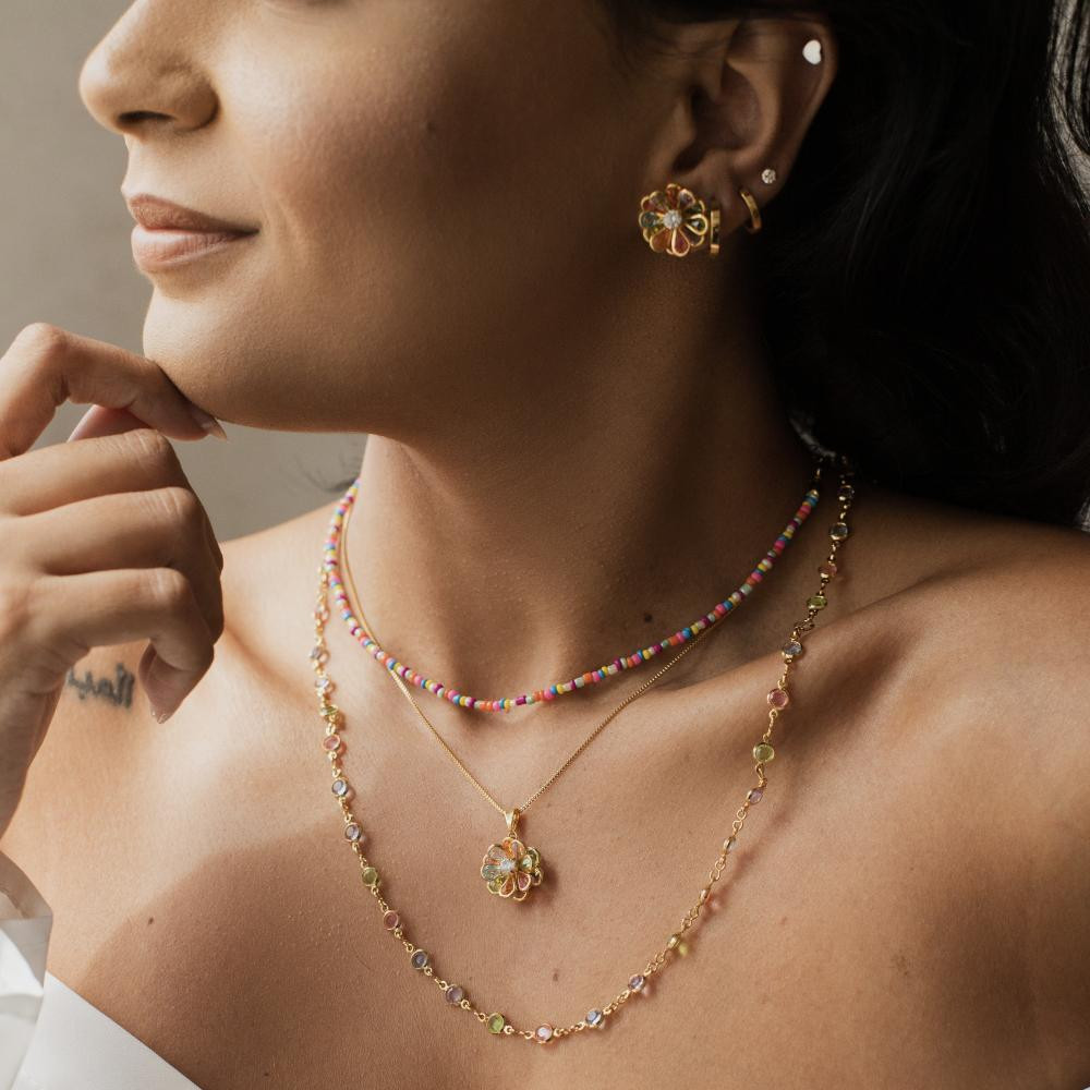 Colar Adelina com pontos de luz coloridos banhado a ouro 18k