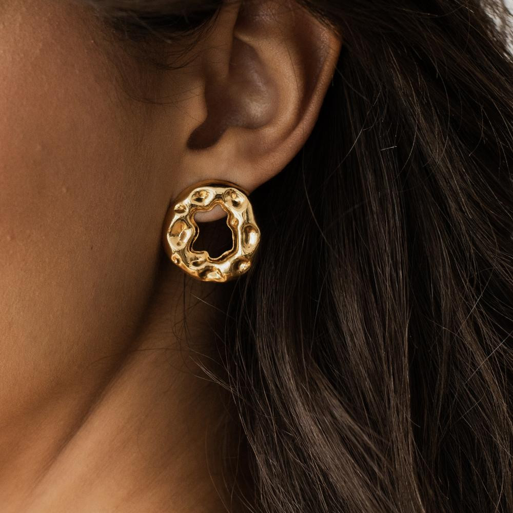 Brinco Laila martelado banhado a ouro 18k