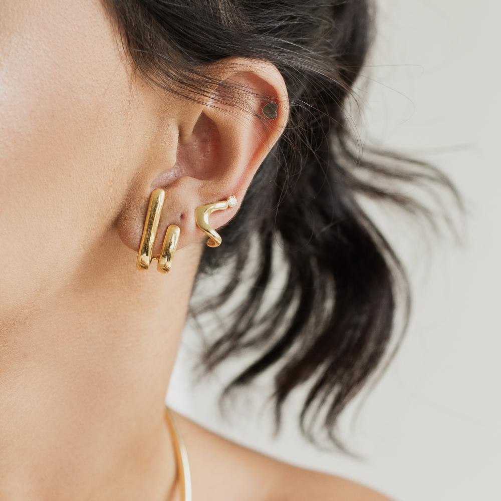 Brinco earhook Laís liso banhado a ouro 18k 