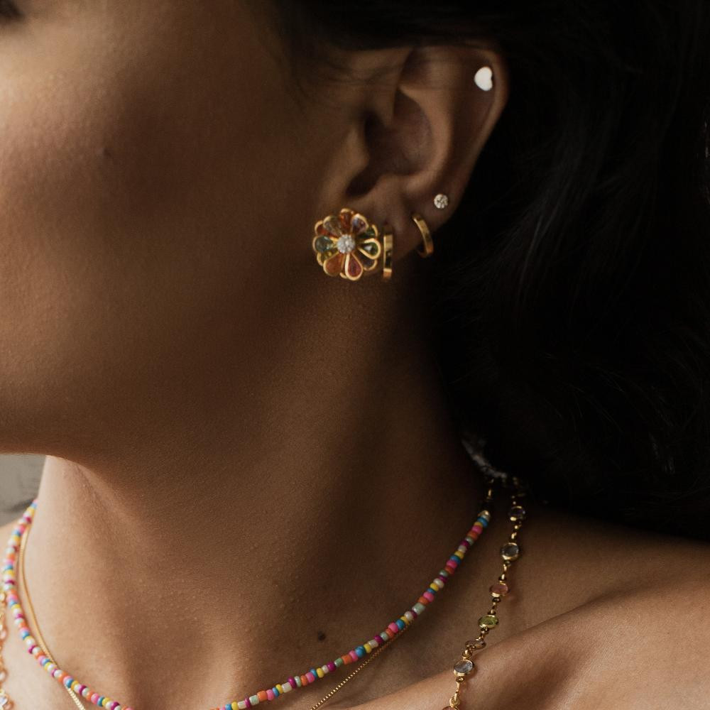 Brinco Anastácia de flor cravejado banhado a ouro 18k 
