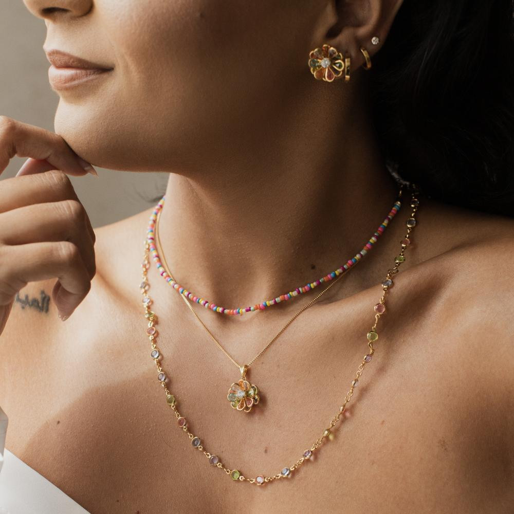 Colar Anastácia de flor cravejado banhado a ouro 18k  