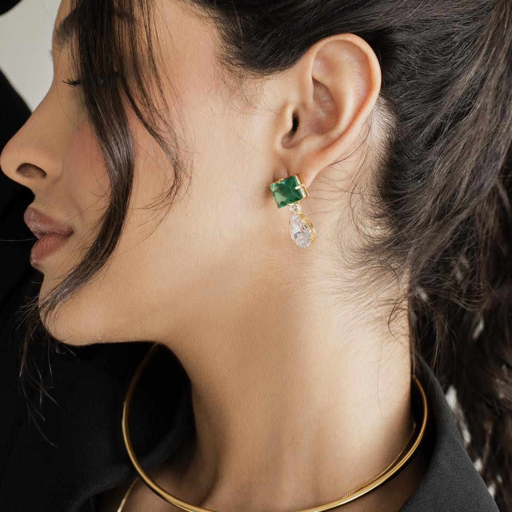 Brinco cravejado com zircônia Jade banhado a ouro 18k   