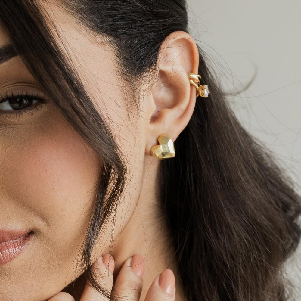 Brinco de coração martelado Josi banhado a ouro 18k 
