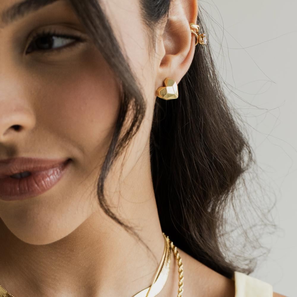 Brinco de coração martelado Josi banhado a ouro 18k 