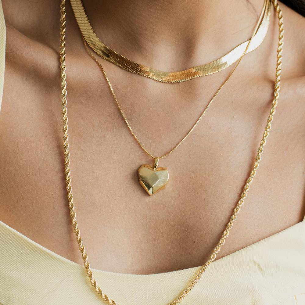 Colar de coração martelado Josi banhado a ouro 18k 