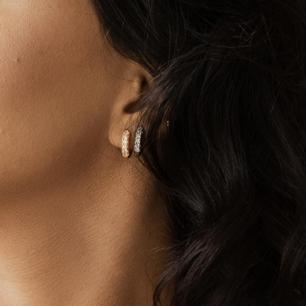 Brinco de argola cravejado Elisa banhado a ouro 18k