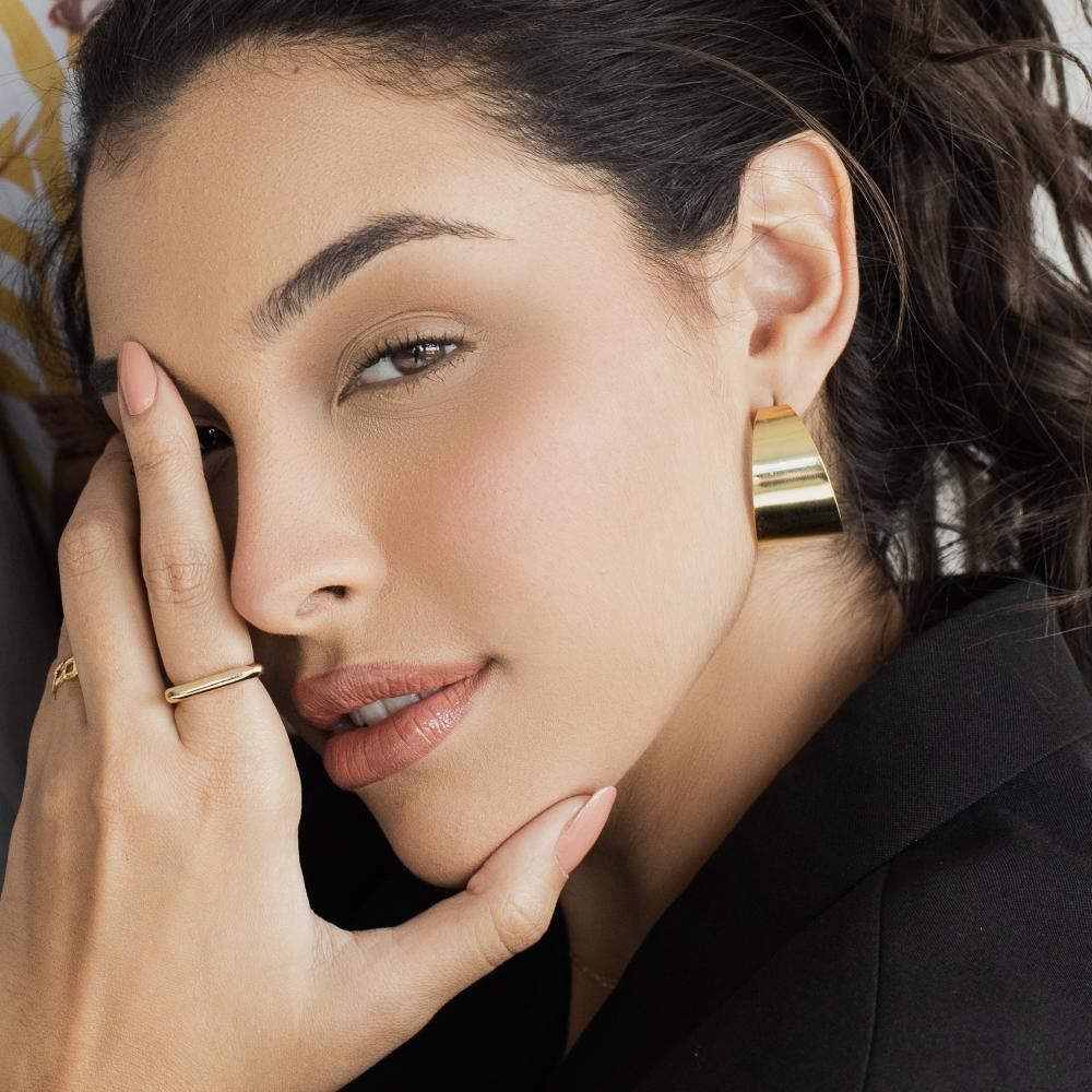 Brinco de meia argola lisa Viviane banhado a ouro 18k