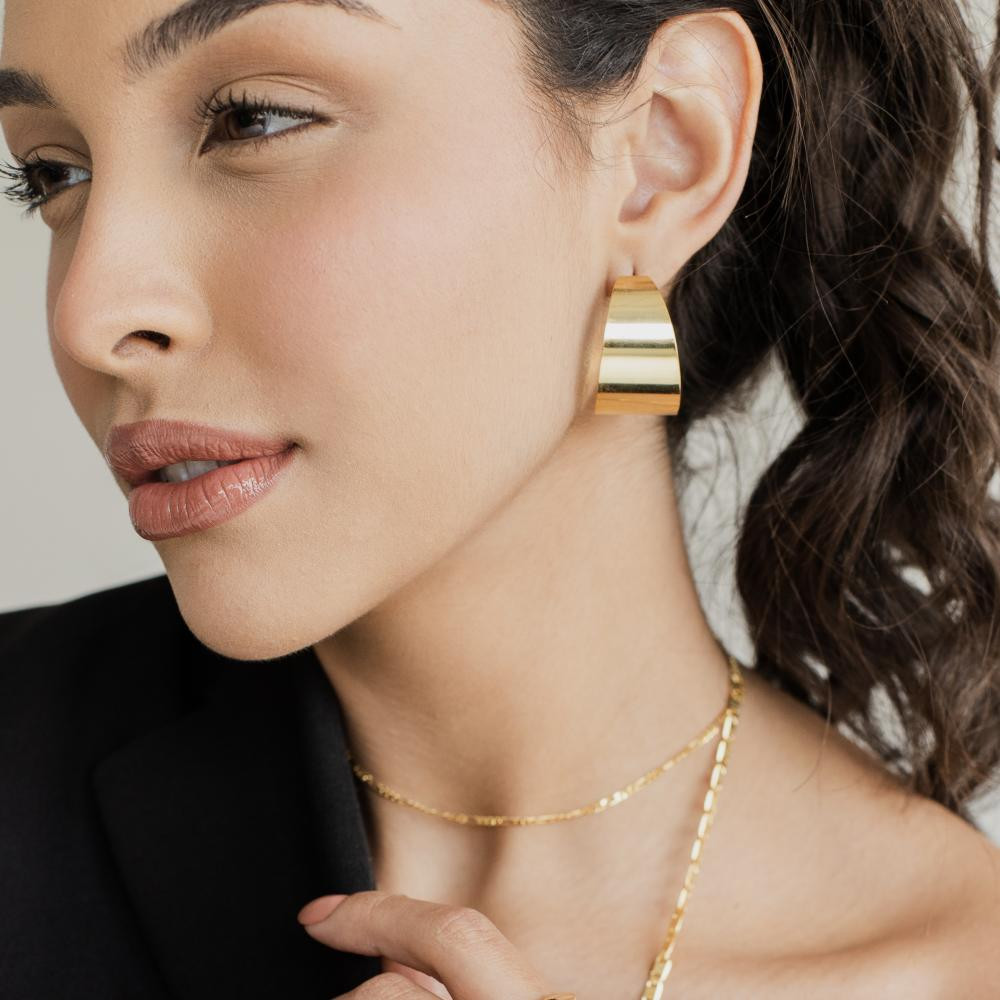 Brinco de meia argola lisa Viviane banhado a ouro 18k