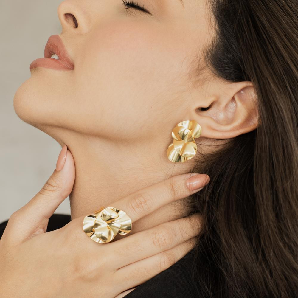 Anel atemporal martelado Yara banhado a ouro 18 