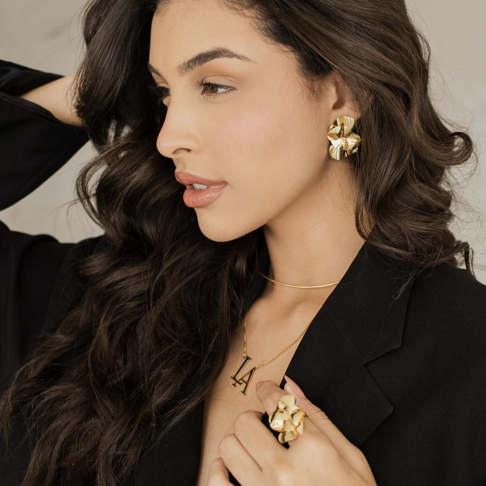 Brinco atemporal martelado Yara banhado a ouro 18k