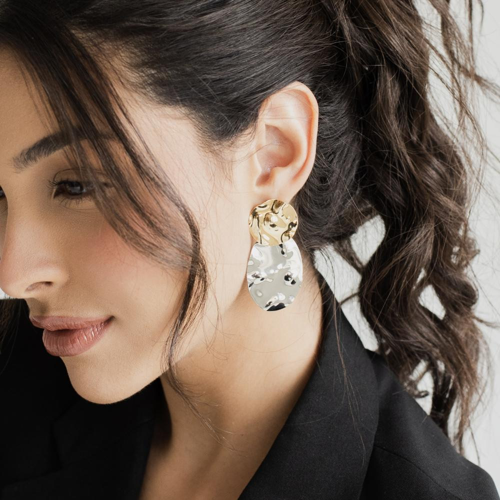 Brinco martelado Daniela banhado a ouro 18k
