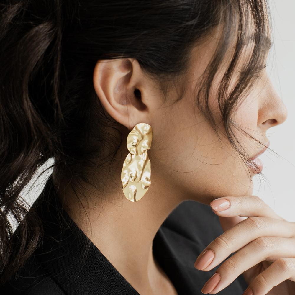 Brinco martelado Daniela banhado a ouro 18k