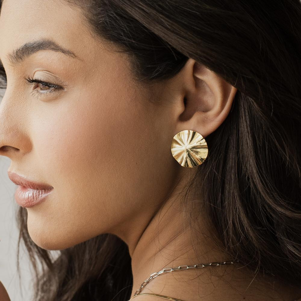 Brinco martelado redondo Paola banhado a ouro 18k