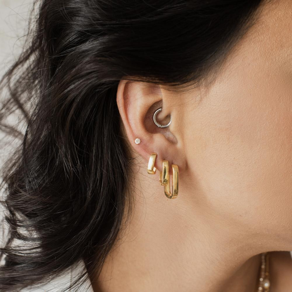 Brinco de argola retangular grande Caroline banhado a ouro 18k
