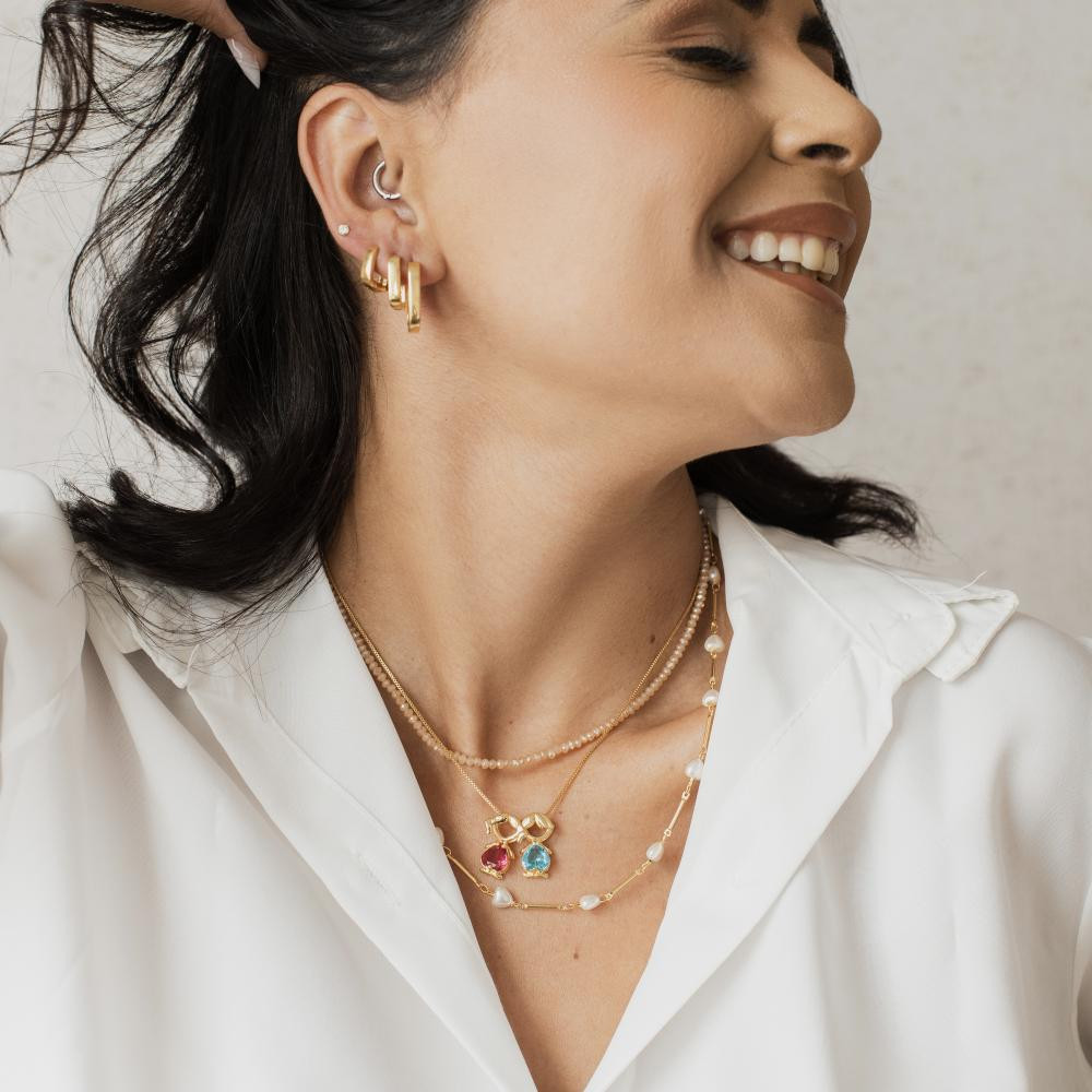 Brinco de argola retangular pequena Caroline banhado a ouro 18k