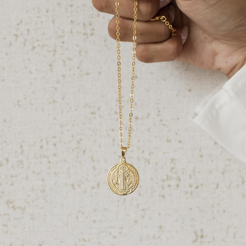 Colar com medalha de São bento banhada a ouro 18k 