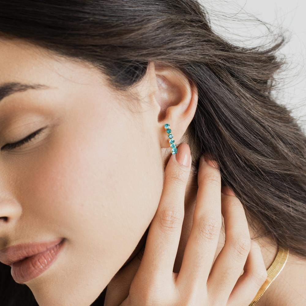 Brinco earhook com strass Nanda banhado a ouro 18k 