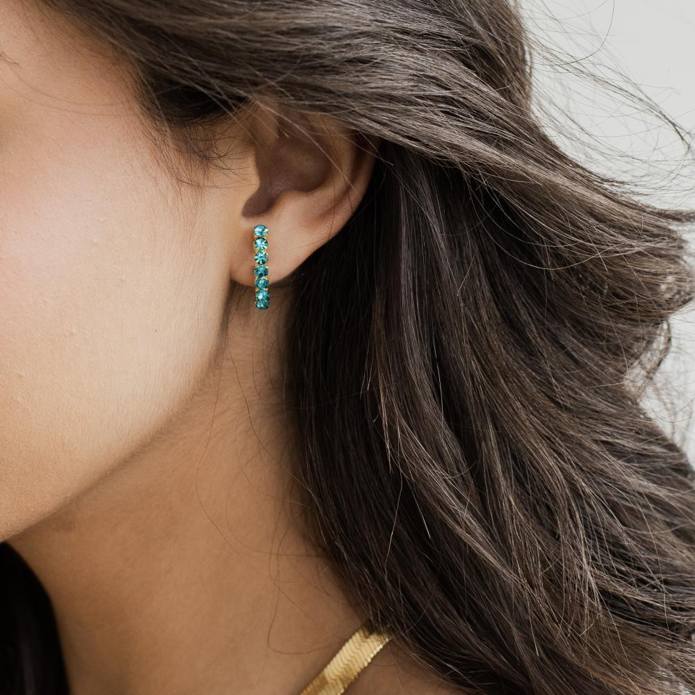 Brinco earhook com strass Nanda banhado a ouro 18k 