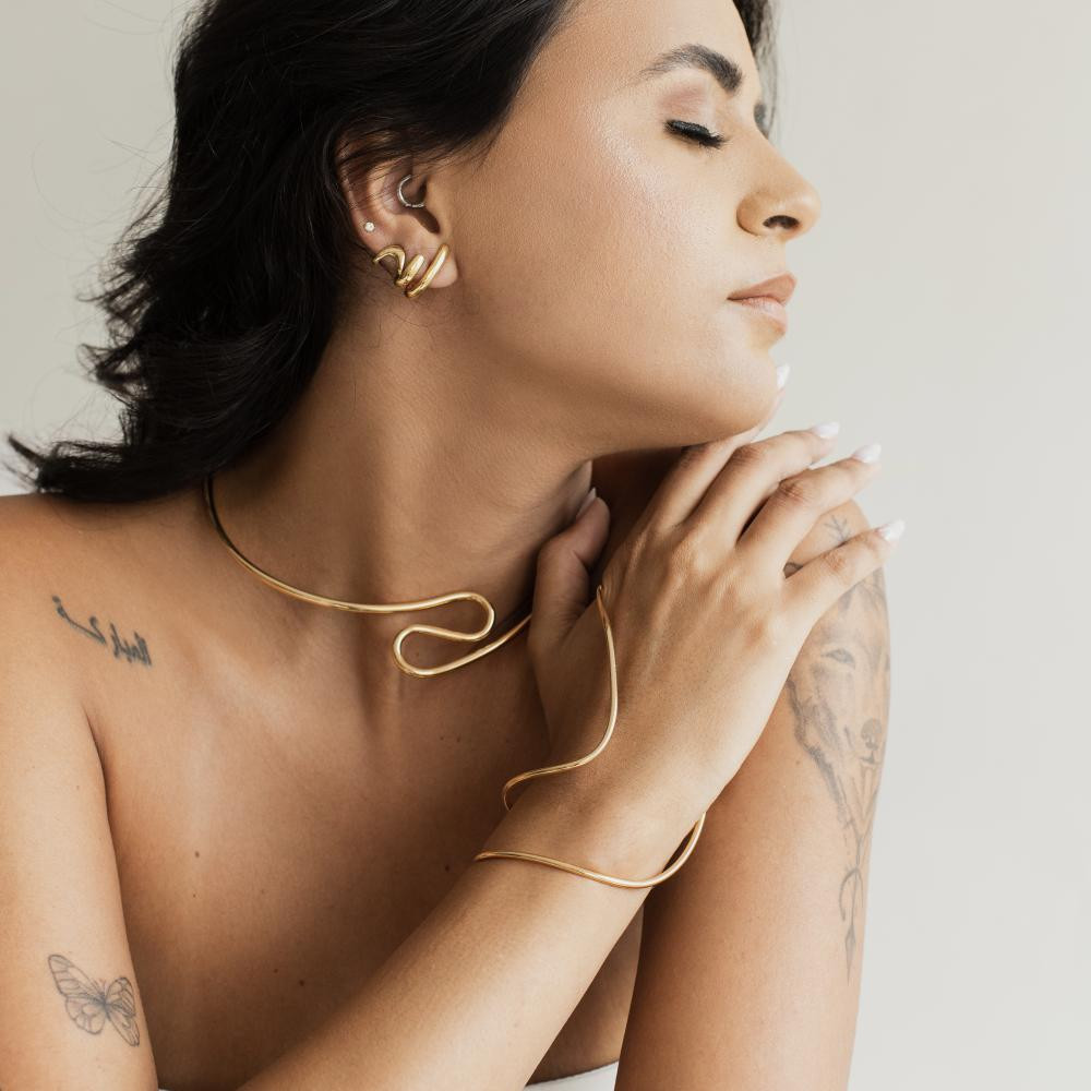 Bracelete de mão atemporal Aline banhado a ouro 18k 