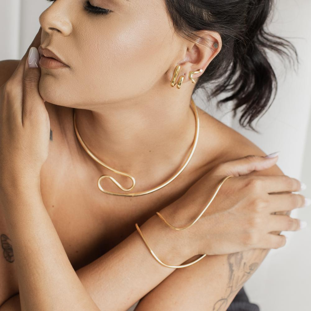 Bracelete de mão atemporal Aline banhado a ouro 18k 