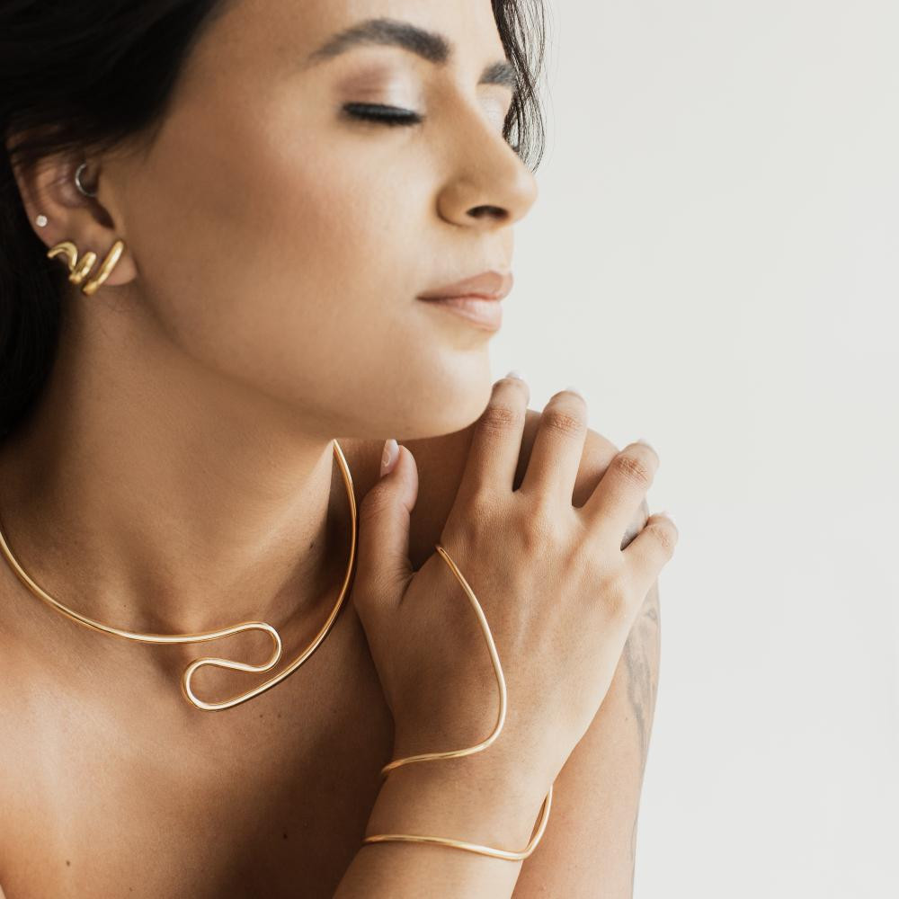 Choker de aro geométrica Cassandra banhada a ouro 18k 