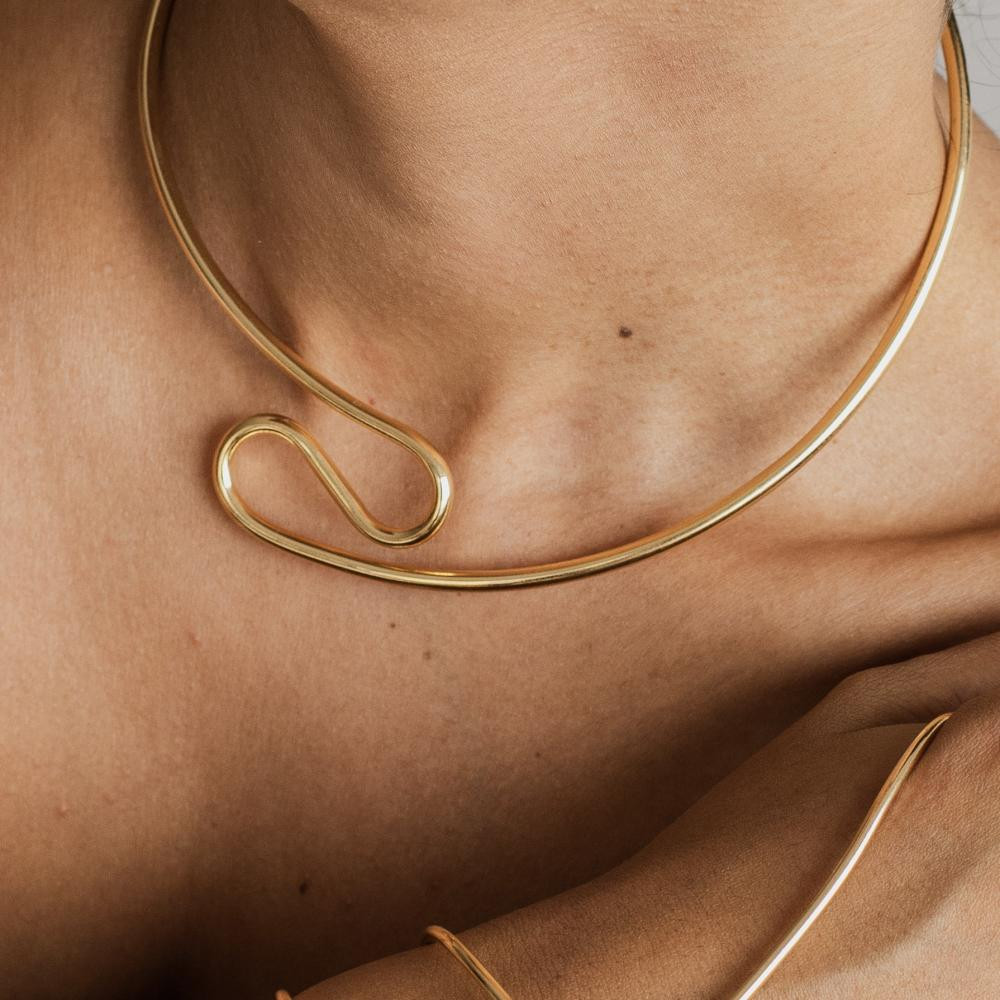 Choker de aro geométrica Cassandra banhada a ouro 18k 