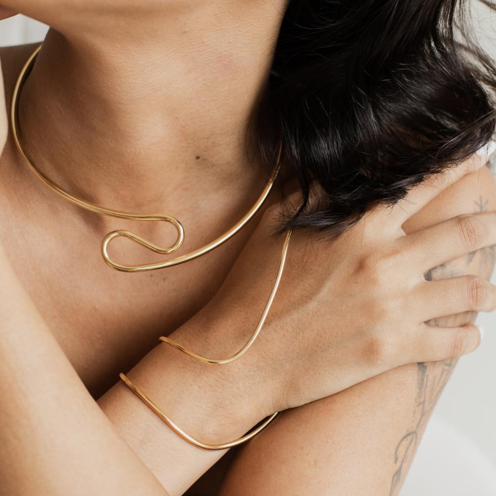 Choker de aro geométrica Cassandra banhada a ouro 18k 