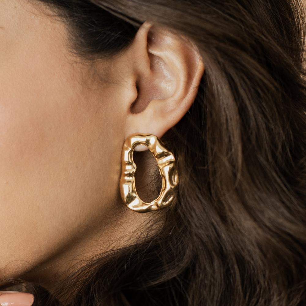 Brinco oval vazado martelado Thalya banhado a ouro18k 