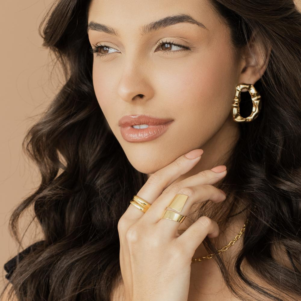 Brinco oval vazado martelado Thalya banhado a ouro18k 