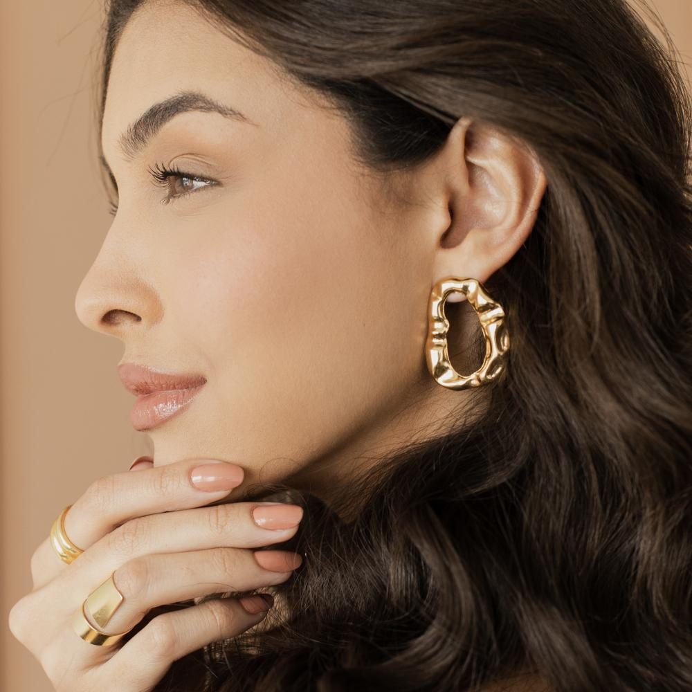 Brinco oval vazado martelado Thalya banhado a ouro18k 