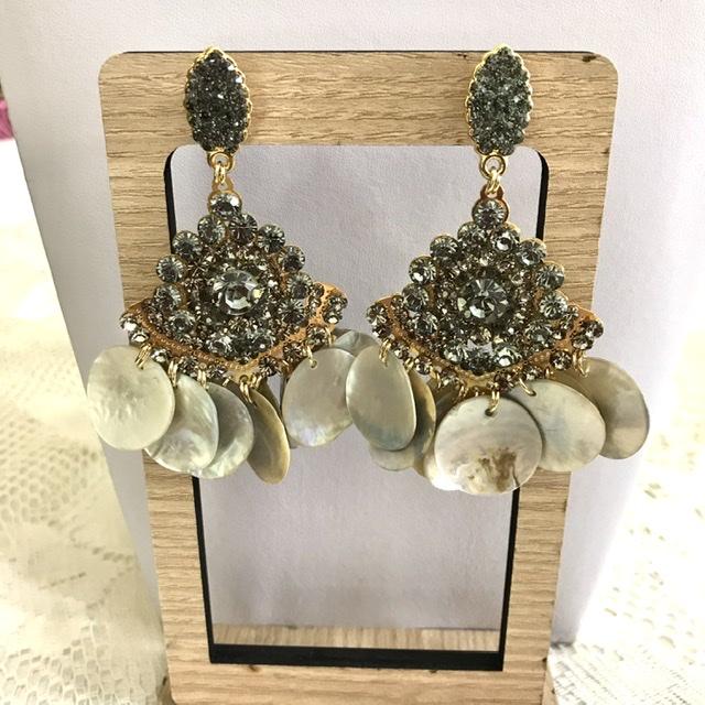 Brinco com strass  e madrepérola 