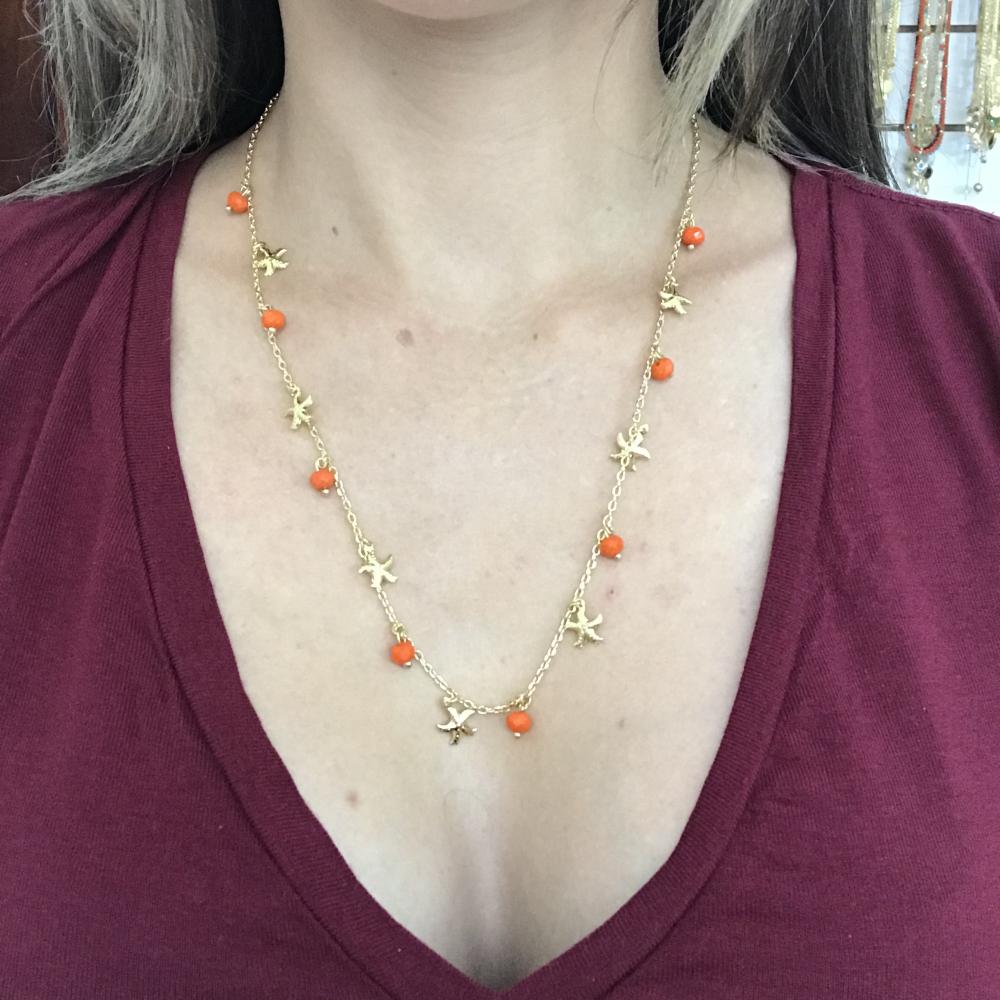 Colar longo com bola de vidro laranja e pingentes folheados a ouro 18k
