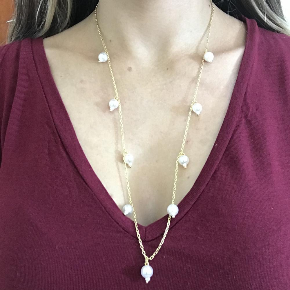 Colar longo com bola de pérolas 