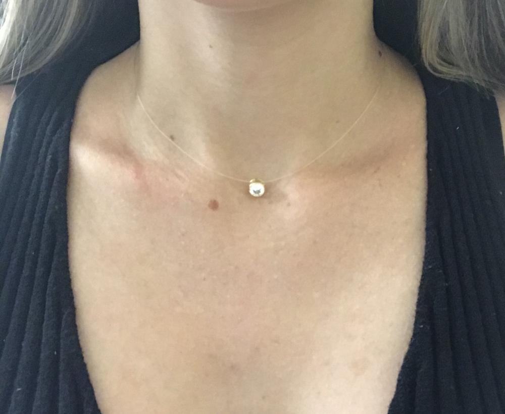 Colar ponto de luz com linha invisível folheado a ouro 18k