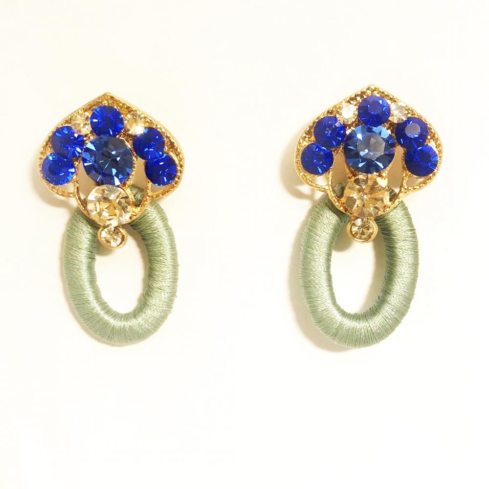 Brinco com strass de resina e linha