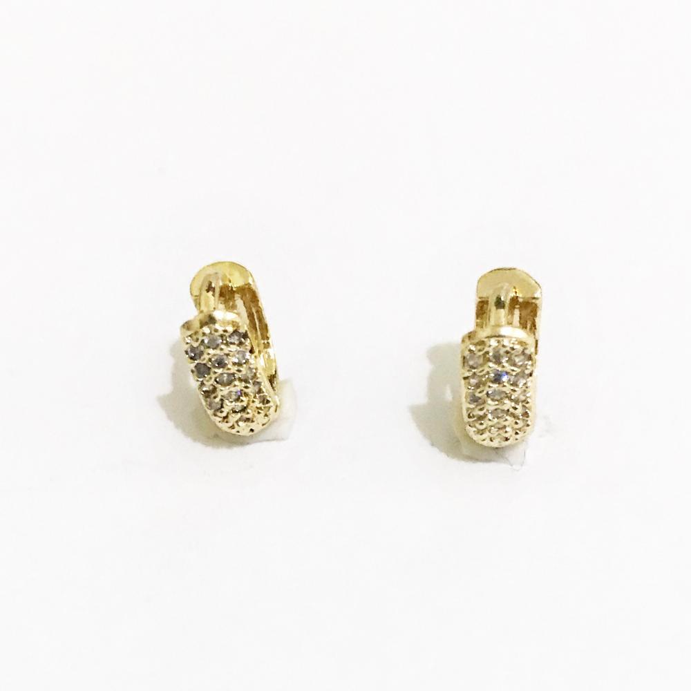 Brinco de argola cravejado com zircônia folheado a ouro 18k