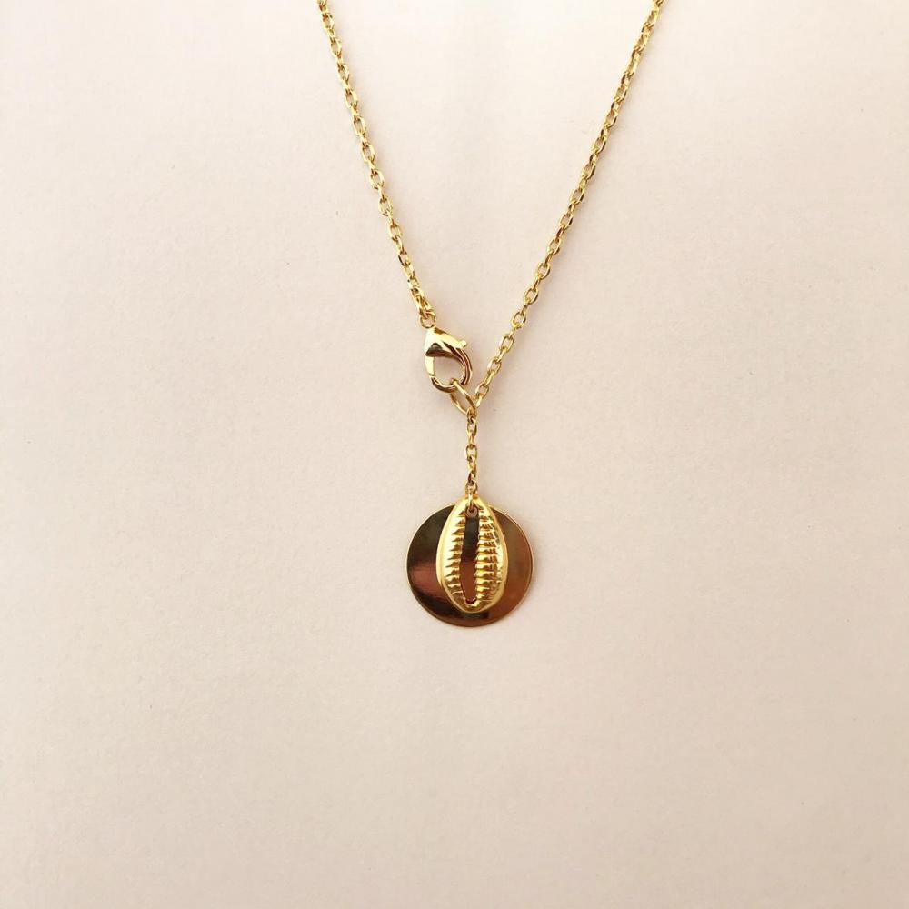 Colar minimalista com moeda e búzios folheado a ouro 18k