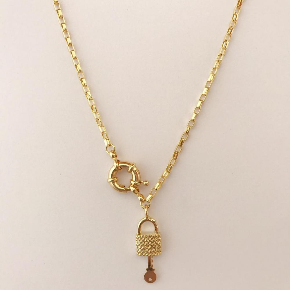 Colar longo com fecho boia e pingente cadeado folheado a ouro 18k