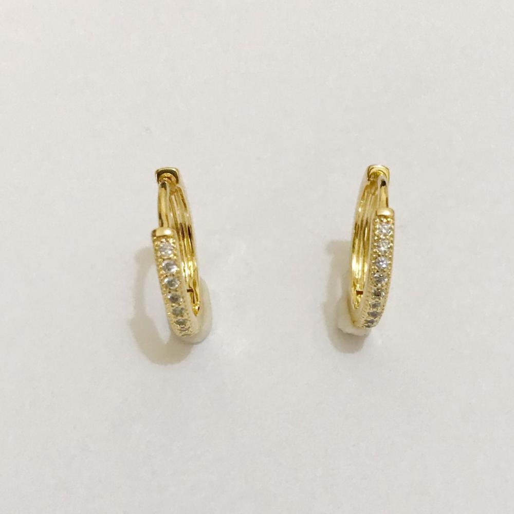Brinco de argola cravejada com zircônia folheada a ouro 18k