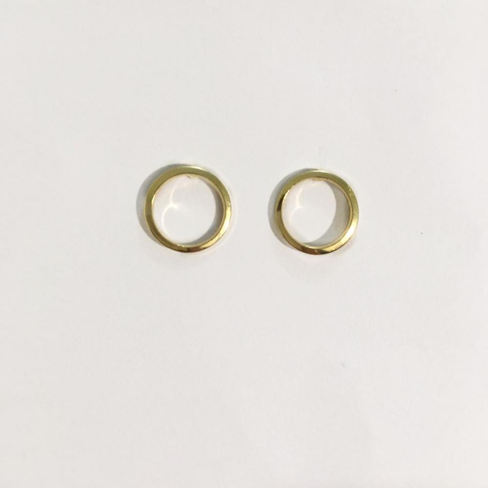 Brinco minimalista argola vazada folheado a ouro 18k