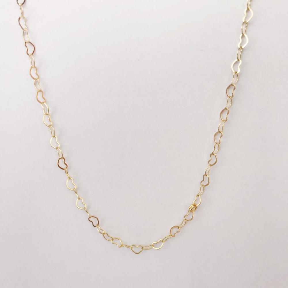 Colar longo com pequenos elos em formato de coração folheado a ouro 18k