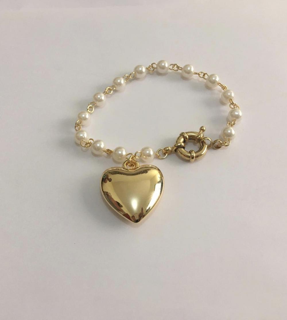 Pulseira de pérolas com pingente de coração e fecho boia folheado a ouro 18k 