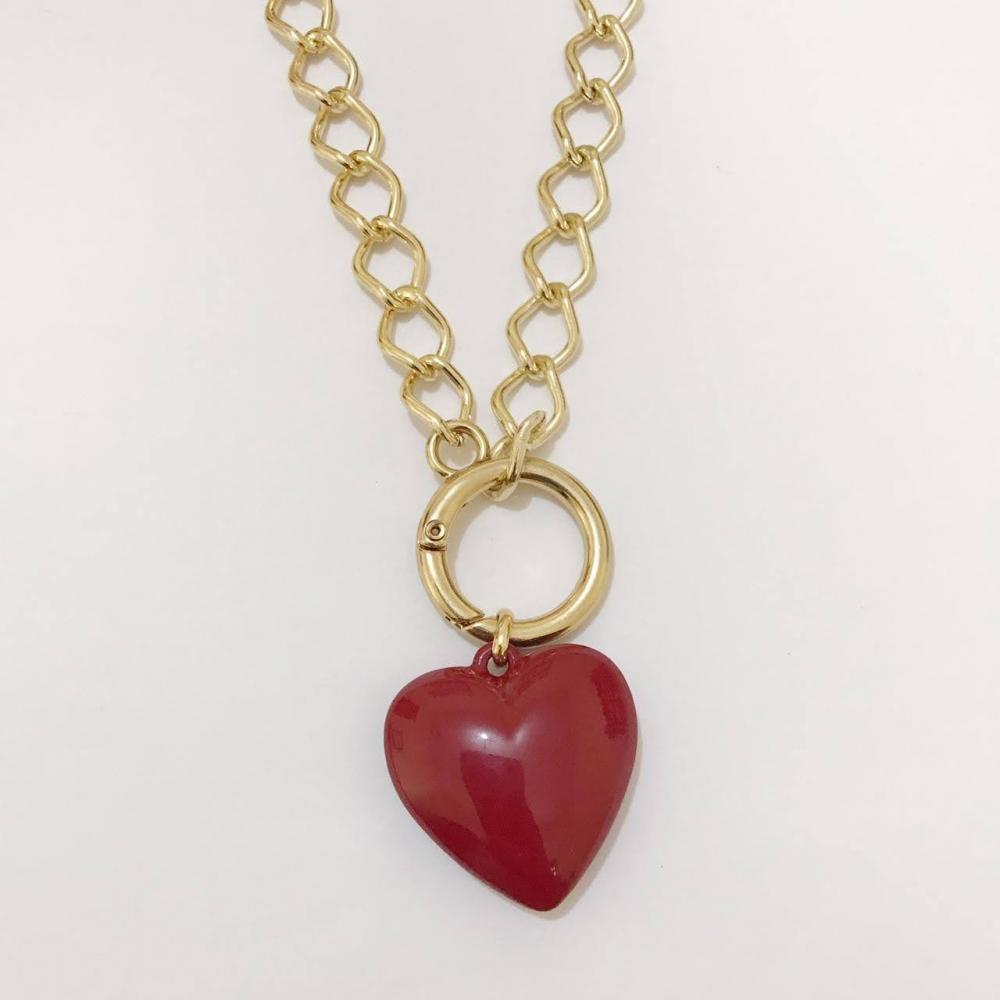 Colar longo de elo com fecho que abre e pingente de coração vermelho acrílico vidro resinado folheado a ouro 18k 