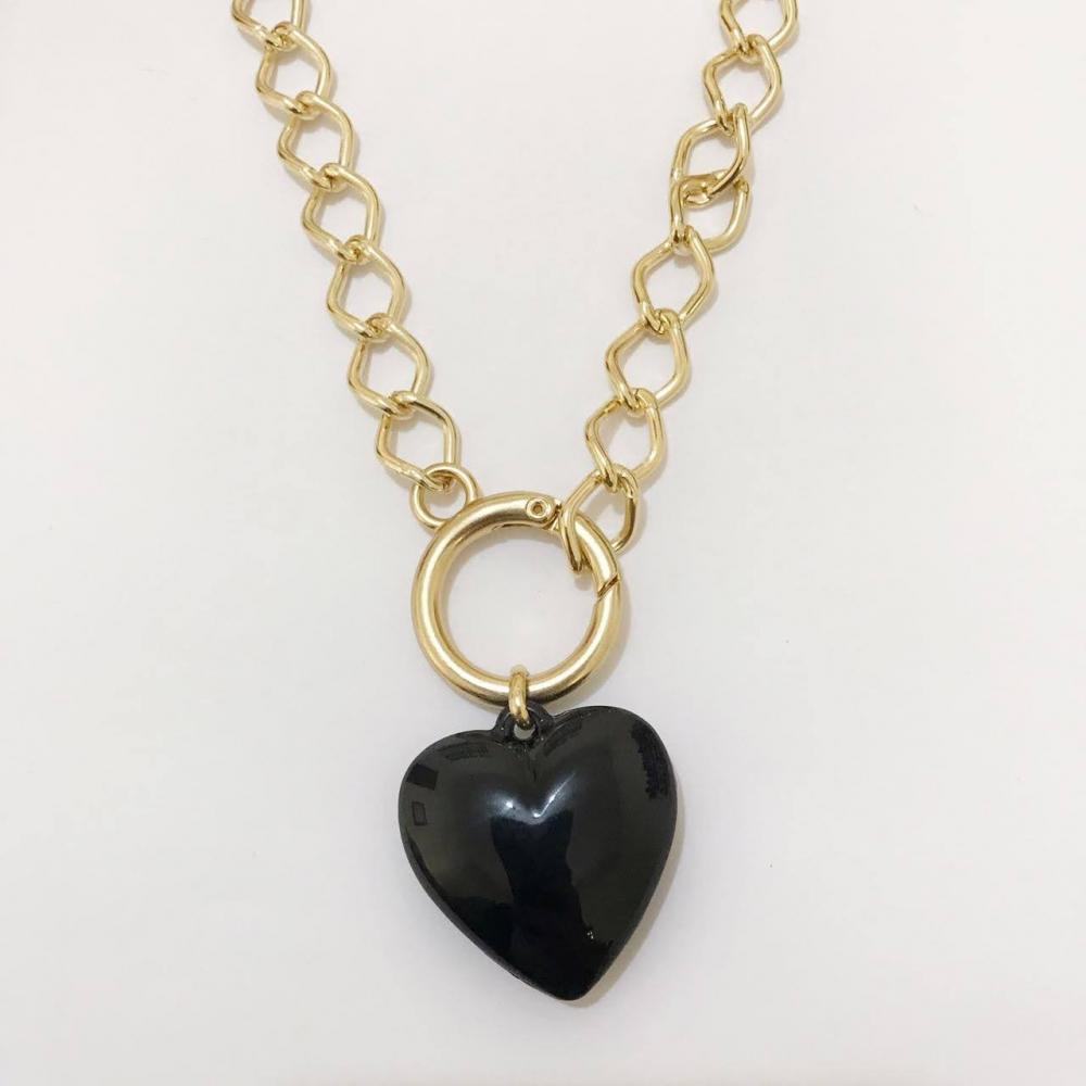 Colar longo de elo com fecho que abre e pingente de coração preto acrílico vidro resinado folheado a ouro 18k 
