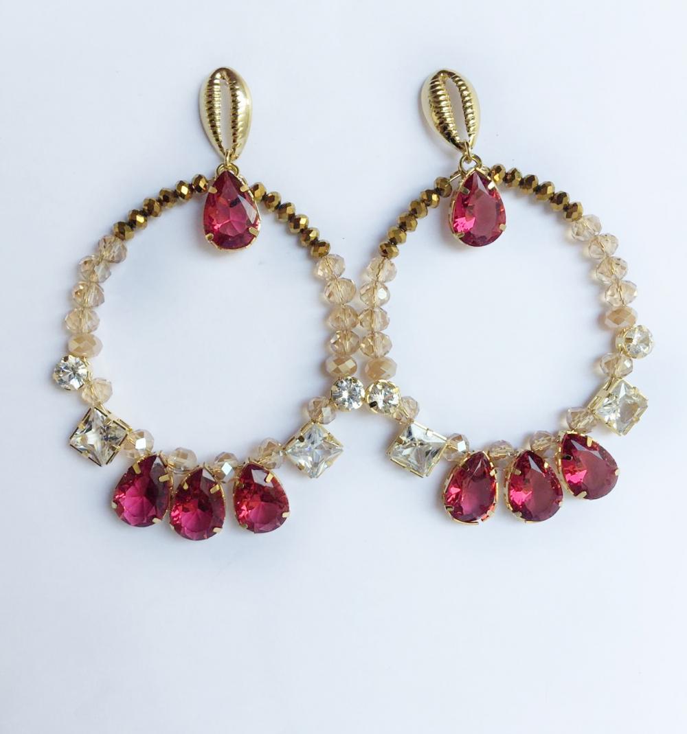Brinco de argola com cristais de vidro e zircônia colorida folheado a ouro 18k