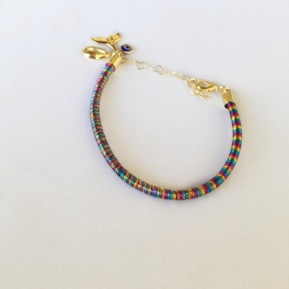 Pulseira com cordão étnico colorido com pingentes folheado a ouro 18k 